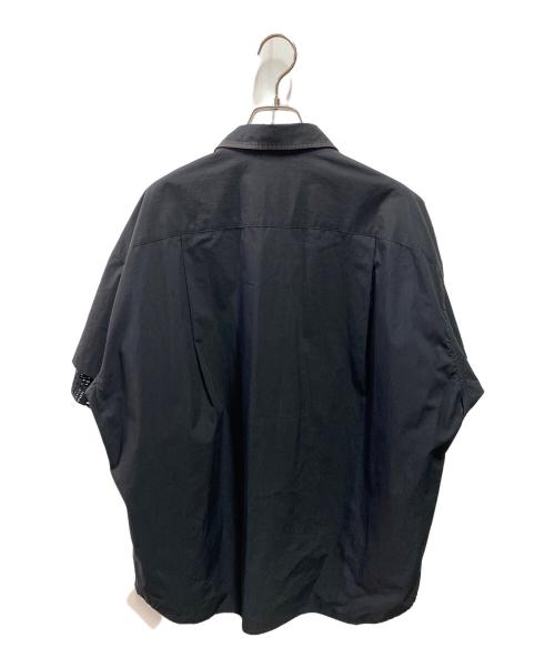 SOFTHYPHEN（ソフトハイフン）SOFTHYPHEN (ソフトハイフン) メッシュドッキング レイヤードカラー 半袖シャツ ブラック サイズ:1の古着・服飾アイテム