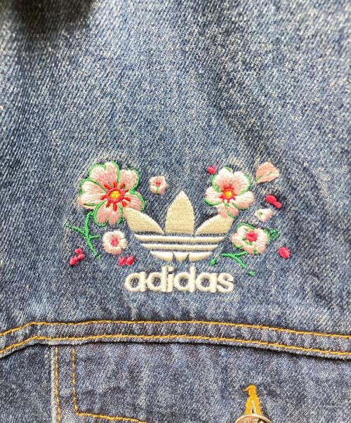 adidas（アディダス）adidas (アディダス) 刺繍デニムジャケット インディゴ サイズ:Ｌの古着・服飾アイテム
