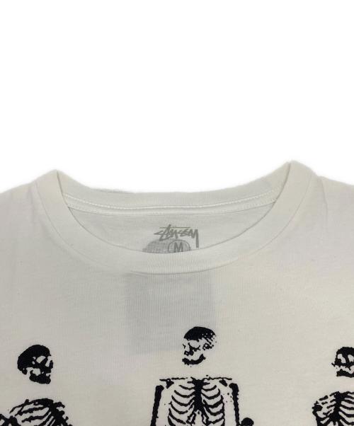 stussy（ステューシー）stussy (ステューシー) HIDEOUT 30周年 スカルプリントTシャツ ホワイト サイズ:Mの古着・服飾アイテム