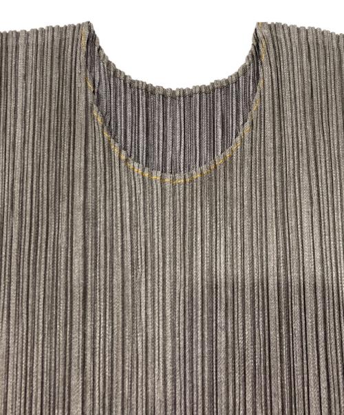 PLEATS PLEASE（プリーツプリーズ）PLEATS PLEASE (プリーツプリーズ) 半袖プリーツカットソー カーキ サイズ:4の古着・服飾アイテム