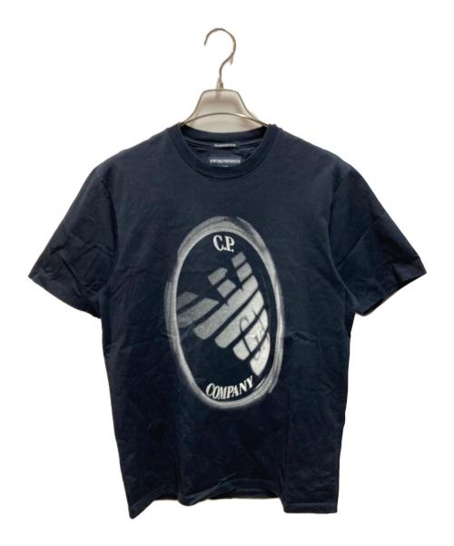 EMPORIO ARMANI（エンポリオ アルマーニ）EMPORIO ARMANI (エンポリオ アルマーニ) C.P COMPANY (シーピーカンパニー) コラボプリントTシャツ ネイビー サイズ:Ｍの古着・服飾アイテム