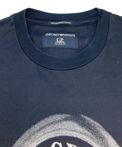 EMPORIO ARMANI（エンポリオ アルマーニ）EMPORIO ARMANI (エンポリオ アルマーニ) C.P COMPANY (シーピーカンパニー) コラボプリントTシャツ ネイビー サイズ:Ｍの古着・服飾アイテム