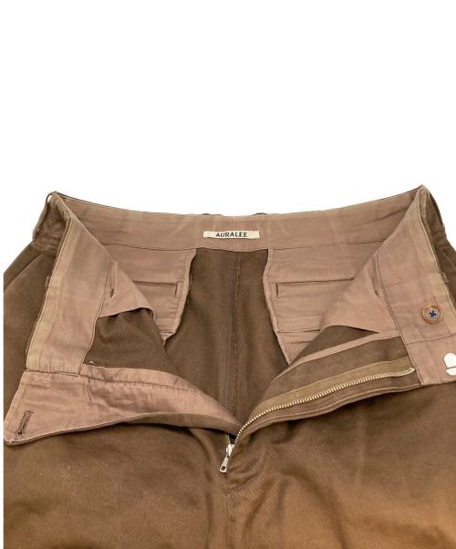 AURALEE（オーラリー）AURALEE (オーラリー) WASHED FINX CHINO TAPERED PANTS ブラウン サイズ:4の古着・服飾アイテム