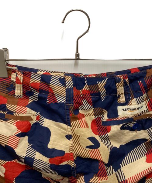 A BATHING APE（アベイシングエイプ）A BATHING APE (アベイシングエイプ) カモ柄ハーフパンツ レッド×ネイビー サイズ:Ｓの古着・服飾アイテム
