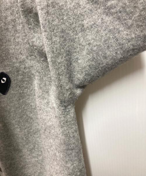 PLAY COMME des GARCONS（プレイコムデギャルソン）PLAY COMME des GARCONS (プレイコムデギャルソン) ハートロゴウールカーディガン グレー サイズ:Mの古着・服飾アイテム