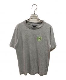 stussy（ステューシー）の古着「ブロックロゴプリントTシャツ」｜グレー