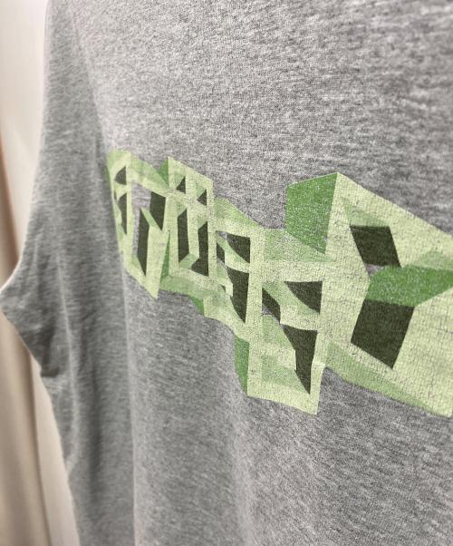 stussy（ステューシー）stussy (ステューシー) ブロックロゴプリントTシャツ グレー サイズ:Sの古着・服飾アイテム