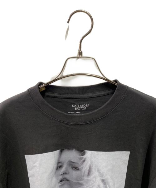 KATE MOSS（ケイト モス）KATE MOSS (ケイト モス) BIOTOP (ビオトープ) 25SS Photo T-shirts ブラック サイズ:Ｌの古着・服飾アイテム