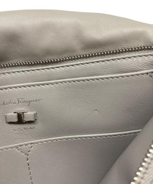 Salvatore Ferragamo（サルヴァトーレ フェラガモ）Salvatore Ferragamo (サルヴァトーレ フェラガモ) チェーンショルダーバッグ ベージュの古着・服飾アイテム