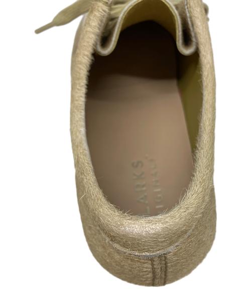 CLARKS（クラークス）CLARKS (クラークス) WALLABEE MAPLE HAIR ON ベージュ サイズ:26.5cmの古着・服飾アイテム