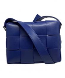 BOTTEGA VENETA（ボッテガベネタ）の古着「CASSETTE カメラバッグ」｜ブルー