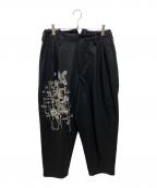 s'yteサイト）の古着「LAMB WOOL PRINTED MESSEGE EMBROIDERY 2 TUCK SUSPENDER PANTS」｜ブラック