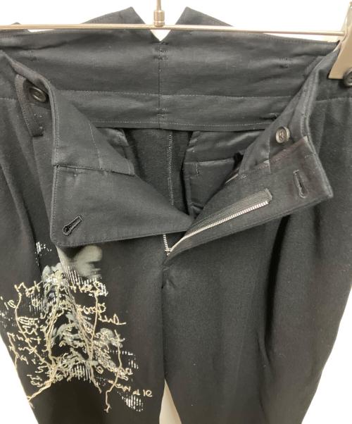 s'yte（サイト）s'yte (サイト) LAMB WOOL PRINTED MESSEGE EMBROIDERY 2 TUCK SUSPENDER PANTS ブラック サイズ:3の古着・服飾アイテム