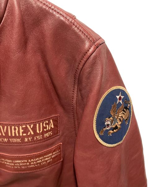 AVIREX（アヴィレックス）AVIREX (アヴィレックス) AGED WAPPEN STAND ZIP RIDERS レッド サイズ:Mの古着・服飾アイテム