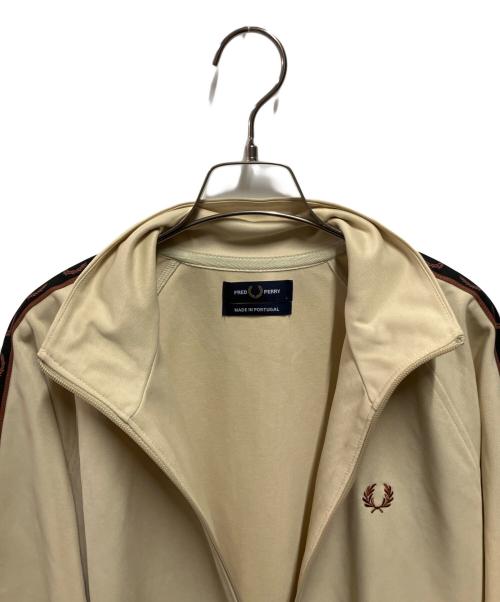 FRED PERRY（フレッドペリー）FRED PERRY (フレッドペリー) CONTRAST TAPE TRACK JACKET ベージュ サイズ:Ｌの古着・服飾アイテム