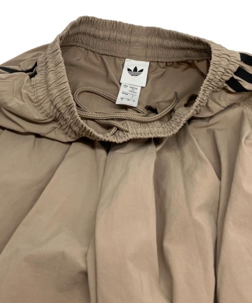 adidas（アディダス）adidas (アディダス) ADILENIUM 5.0 OG ADILENIUM プリーツ トラックパンツ ベージュ サイズ:XSの古着・服飾アイテム