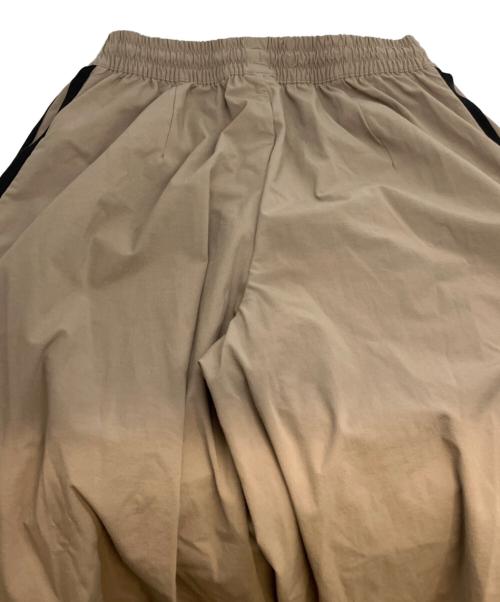 adidas（アディダス）adidas (アディダス) ADILENIUM 5.0 OG ADILENIUM プリーツ トラックパンツ ベージュ サイズ:XSの古着・服飾アイテム
