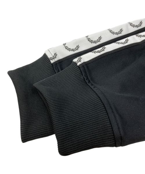 FRED PERRY（フレッドペリー）FRED PERRY (フレッドペリー) Taped Track Jacket ブラック×ホワイト サイズ:XLの古着・服飾アイテム