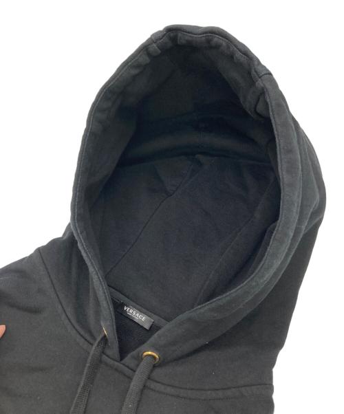 VERSACE（ヴェルサーチェ）VERSACE (ヴェルサーチェ) サイドシップバックプリントパーカー ブラック サイズ:42の古着・服飾アイテム