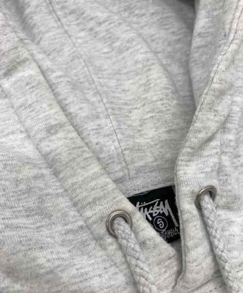 stussy（ステューシー）stussy (ステューシー) ストックロゴプルオーバーパーカー ライトグレー サイズ:Sの古着・服飾アイテム