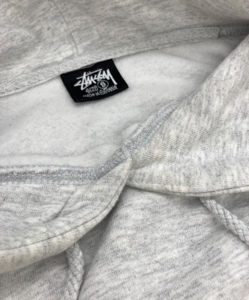 stussy（ステューシー）stussy (ステューシー) ストックロゴプルオーバーパーカー ライトグレー サイズ:Sの古着・服飾アイテム