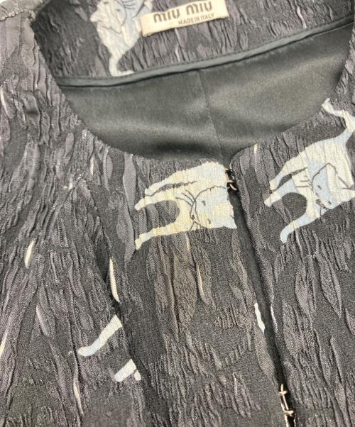 MIU MIU（ミュウミュウ）MIU MIU (ミュウミュウ) 猫柄ノーカラーショートジャケット ブラック サイズ:38の古着・服飾アイテム