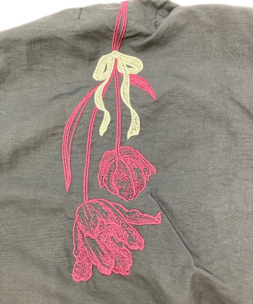 iS ScoLar（イズ スカラー）iS ScoLar (イズ スカラー) 花刺繍前開きノースリーブワンピース ブラック サイズ:M 未使用品の古着・服飾アイテム