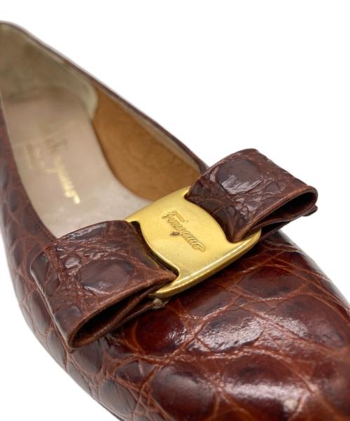 Salvatore Ferragamo（サルヴァトーレ フェラガモ）Salvatore Ferragamo (サルヴァトーレ フェラガモ) ヴァラリボンパンプス ブラウン サイズ:7 1/2の古着・服飾アイテム