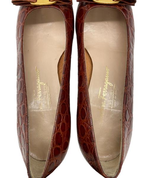 Salvatore Ferragamo（サルヴァトーレ フェラガモ）Salvatore Ferragamo (サルヴァトーレ フェラガモ) ヴァラリボンパンプス ブラウン サイズ:7 1/2の古着・服飾アイテム