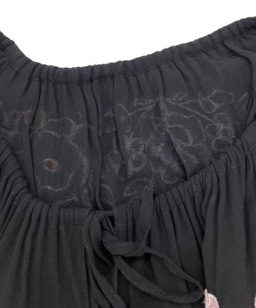 GRACE CONTINENTAL（（グレースコンチネンタル）GRACE CONTINENTAL (（グレースコンチネンタル) マルチフラワー刺繍ブラウス ブラック サイズ:36の古着・服飾アイテム