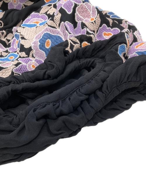 GRACE CONTINENTAL（（グレースコンチネンタル）GRACE CONTINENTAL (（グレースコンチネンタル) マルチフラワー刺繍ブラウス ブラック サイズ:36の古着・服飾アイテム