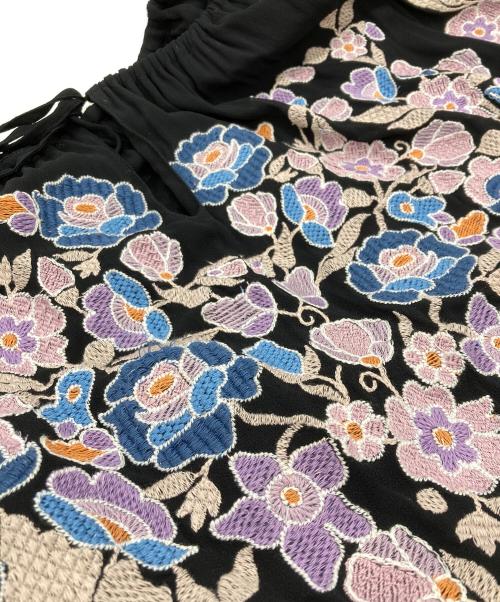 GRACE CONTINENTAL（（グレースコンチネンタル）GRACE CONTINENTAL (（グレースコンチネンタル) マルチフラワー刺繍ブラウス ブラック サイズ:36の古着・服飾アイテム