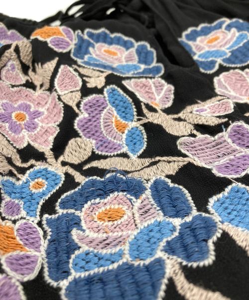 GRACE CONTINENTAL（（グレースコンチネンタル）GRACE CONTINENTAL (（グレースコンチネンタル) マルチフラワー刺繍ブラウス ブラック サイズ:36の古着・服飾アイテム