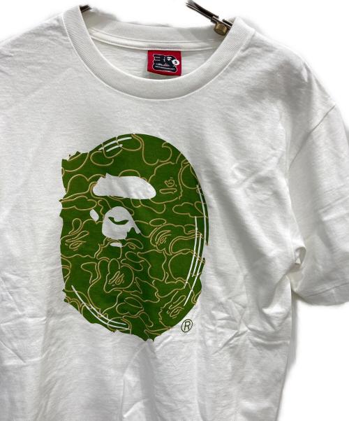 A BATHING APE（アベイシングエイプ）A BATHING APE (ア ベイシング エイプ) 30周年記念ロゴプリントTシャツ ホワイト×グリーン サイズ:Sの古着・服飾アイテム