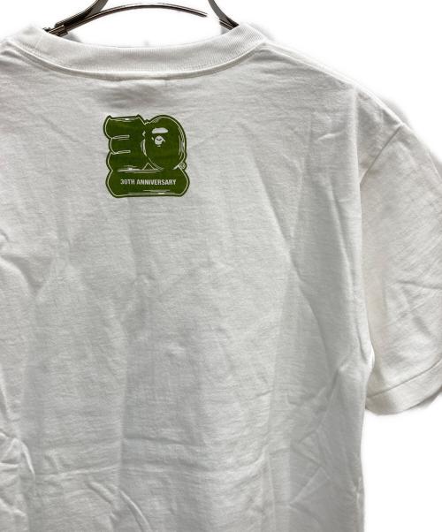 A BATHING APE（アベイシングエイプ）A BATHING APE (ア ベイシング エイプ) 30周年記念ロゴプリントTシャツ ホワイト×グリーン サイズ:Sの古着・服飾アイテム