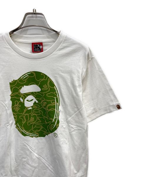 A BATHING APE（ア ベイシング エイプ）A BATHING APE (ア ベイシング エイプ) 30周年記念ロゴプリントTシャツ ホワイト×グリーン サイズ:Sの古着・服飾アイテム