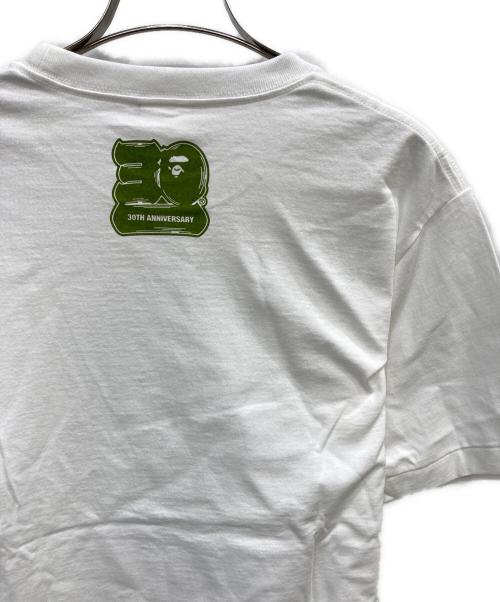 A BATHING APE（ア ベイシング エイプ）A BATHING APE (ア ベイシング エイプ) 30周年記念ロゴプリントTシャツ ホワイト×グリーン サイズ:Sの古着・服飾アイテム