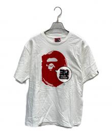 A BATHING APE（ア ベイシング エイプ）の古着「30周年記念ロゴプリントTシャツ」｜ホワイト×レッド