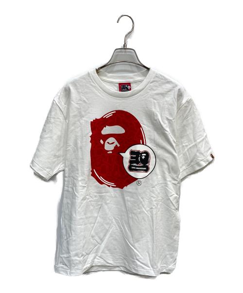 A BATHING APE（ア ベイシング エイプ）A BATHING APE (ア ベイシング エイプ) 30周年記念ロゴプリントTシャツ ホワイト×レッド サイズ:Mの古着・服飾アイテム