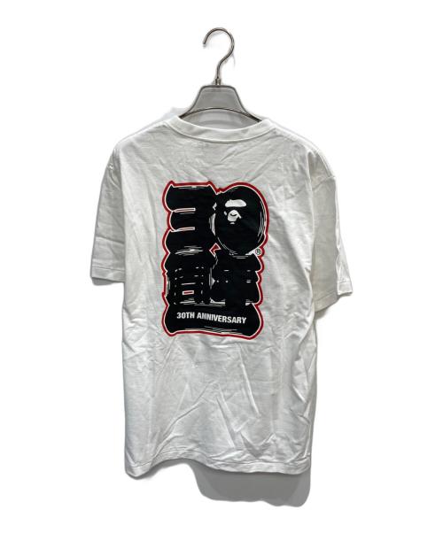 A BATHING APE（ア ベイシング エイプ）A BATHING APE (ア ベイシング エイプ) 30周年記念ロゴプリントTシャツ ホワイト×レッド サイズ:Mの古着・服飾アイテム