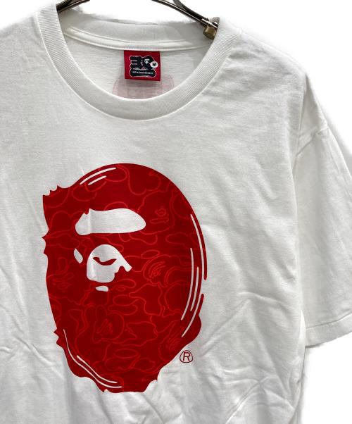 A BATHING APE（アベイシングエイプ）A BATHING APE (ア ベイシング エイプ) 30周年記念ロゴプリントTシャツ ホワイト×レッド サイズ:Mの古着・服飾アイテム
