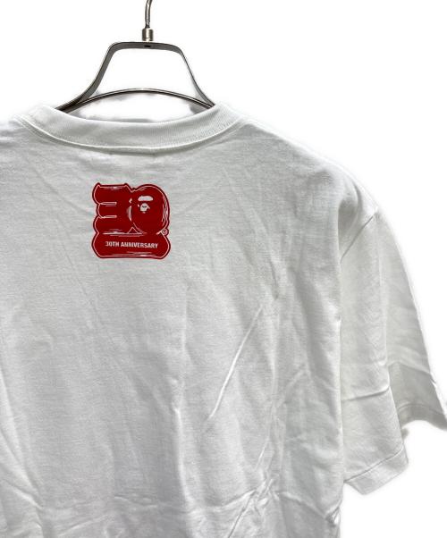 A BATHING APE（アベイシングエイプ）A BATHING APE (ア ベイシング エイプ) 30周年記念ロゴプリントTシャツ ホワイト×レッド サイズ:Mの古着・服飾アイテム