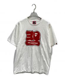 A BATHING APE（ア ベイシング エイプ）の古着「30周年記念ロゴプリントTシャツ」｜ホワイト×レッド