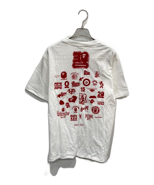 A BATHING APE（ア ベイシング エイプ）A BATHING APE (ア ベイシング エイプ) 30周年記念ロゴプリントTシャツ ホワイト×レッド サイズ:Mの古着・服飾アイテム