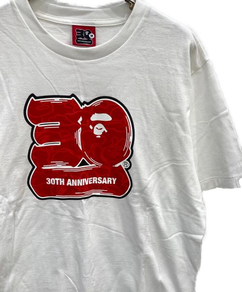 A BATHING APE（ア ベイシング エイプ）A BATHING APE (ア ベイシング エイプ) 30周年記念ロゴプリントTシャツ ホワイト×レッド サイズ:Mの古着・服飾アイテム