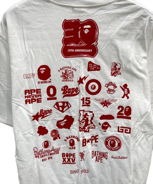 A BATHING APE（ア ベイシング エイプ）A BATHING APE (ア ベイシング エイプ) 30周年記念ロゴプリントTシャツ ホワイト×レッド サイズ:Mの古着・服飾アイテム