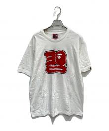 A BATHING APE（ア ベイシング エイプ）の古着「30周年記念ロゴプリントTシャツ」｜ホワイト×レッド
