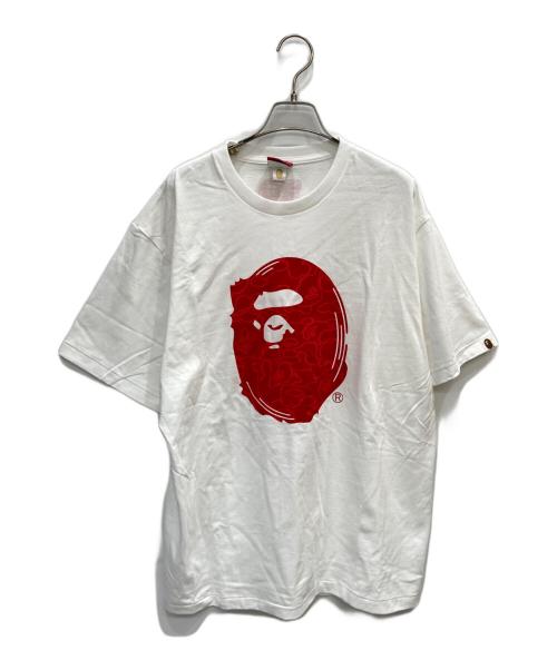 A BATHING APE（ア ベイシング エイプ）A BATHING APE (ア ベイシング エイプ) 30周年記念ロゴプリントTシャツ ホワイト×レッド サイズ:XLの古着・服飾アイテム