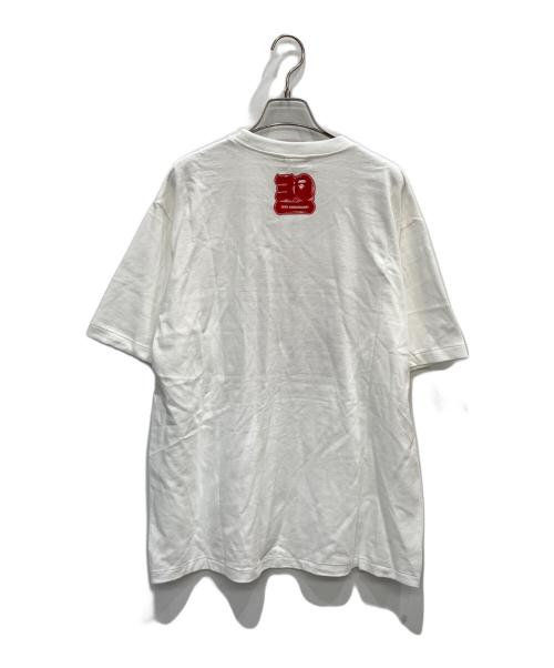 A BATHING APE（ア ベイシング エイプ）A BATHING APE (ア ベイシング エイプ) 30周年記念ロゴプリントTシャツ ホワイト×レッド サイズ:XLの古着・服飾アイテム