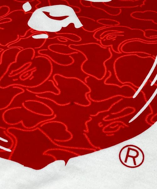 A BATHING APE（ア ベイシング エイプ）A BATHING APE (ア ベイシング エイプ) 30周年記念ロゴプリントTシャツ ホワイト×レッド サイズ:XLの古着・服飾アイテム